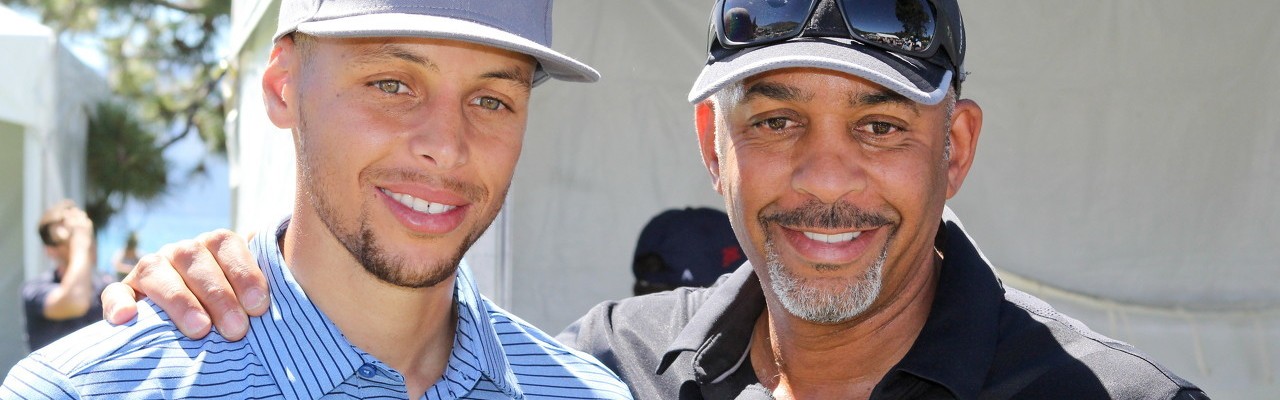 完美体育-库里谈黄蜂即将退役父亲球衣：这非常特别 期待现场见证这一刻