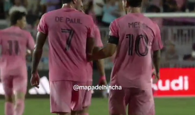 😳你小子要干啥？梅西想击掌，德保罗与其十指相扣＆被拍屁股