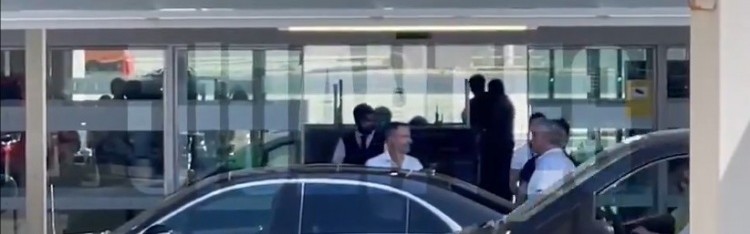 完美体育官网-记者：亚马尔经纪人门德斯抵达巴萨，参加续约和10号球衣公布仪式