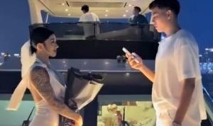 完美体育-结束六年爱情长跑！上海后卫李添荣向女友求婚成功！