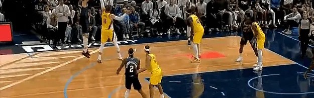 完美体育平台-霍姆格伦关键三分投进砍下22分，雷霆剩3分钟落后步行者5分